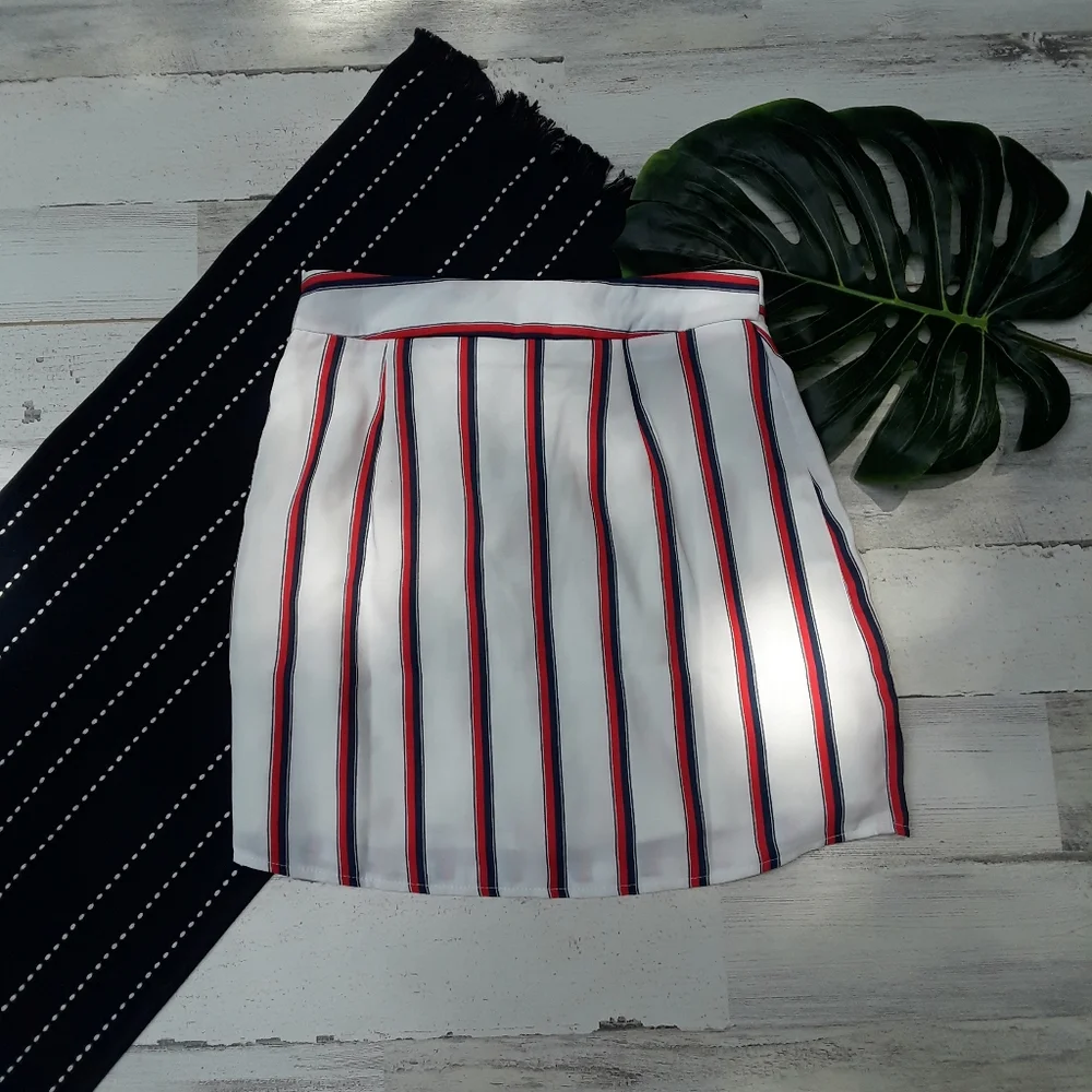 LF| One Way Mini Skirt White, Red, Blue Tie Waist Size 4 - Picture 6 of 8